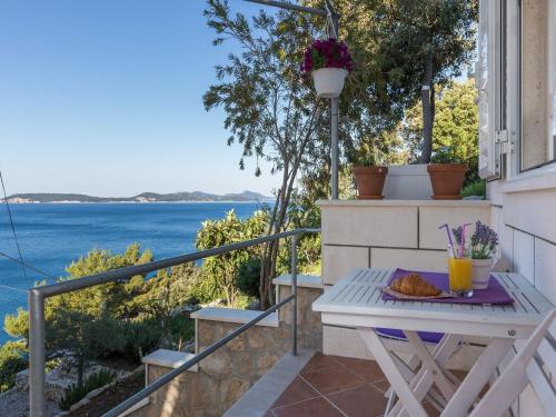 Apartments Lovro Duplex One Bedroom Apartment with Terrace and Partial Sea View 1 — 4-Star Luxury Hotel in Dubrovnik, Croatia