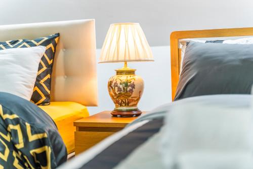 Exquisite 2 Bedroom Penthouse Sleeps 7 Free Parking with Workspace & High Speed WiFi — 4-Star Luxury Hotel in Birmingham, United Kingdom