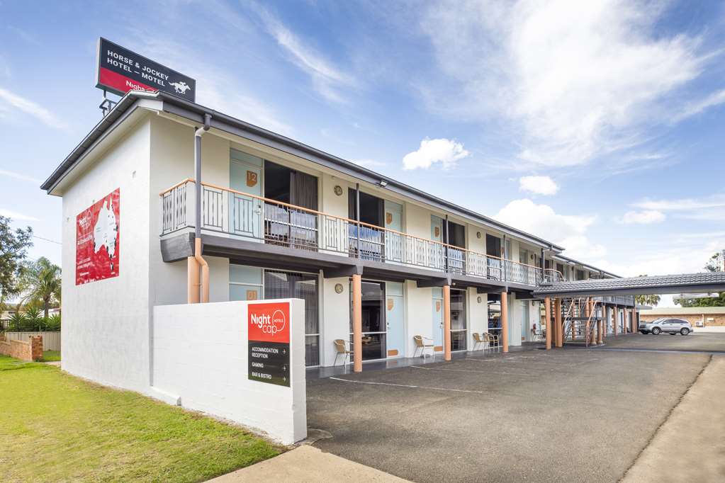 Nightcap At Horse And Jockey Hotel Warwick — Warwick