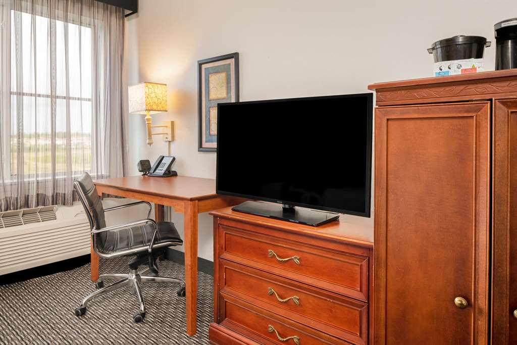 La Quinta Inn & Suites by Wyndham Naples East - photo 20
