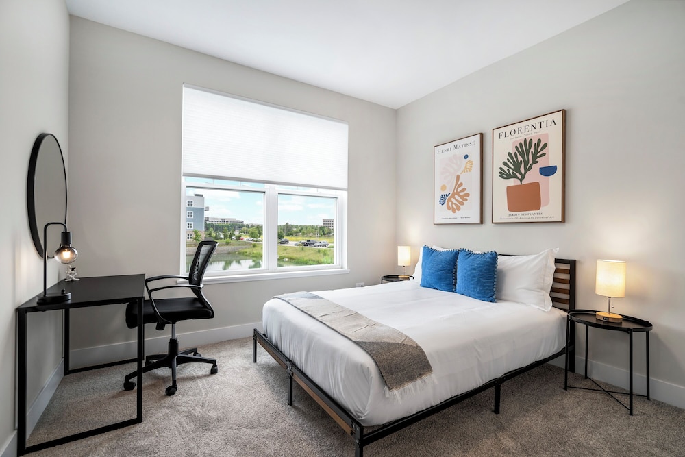 Spacious 4BR Warrenville Home Rep 1 — 4-Star Luxury Hotel in Warrenville, United States