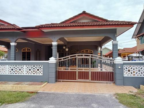 Camelia Homestay Bungalow Mawar House Near Airport and Gong Badak Stadium — 4-Star Luxury Hotel in Kuala Terengganu, Malaysia