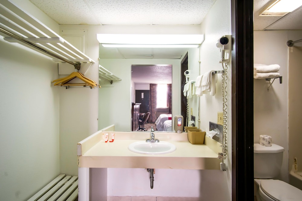 OYO Hotel Hutchinson West 4th Ave - photo 51