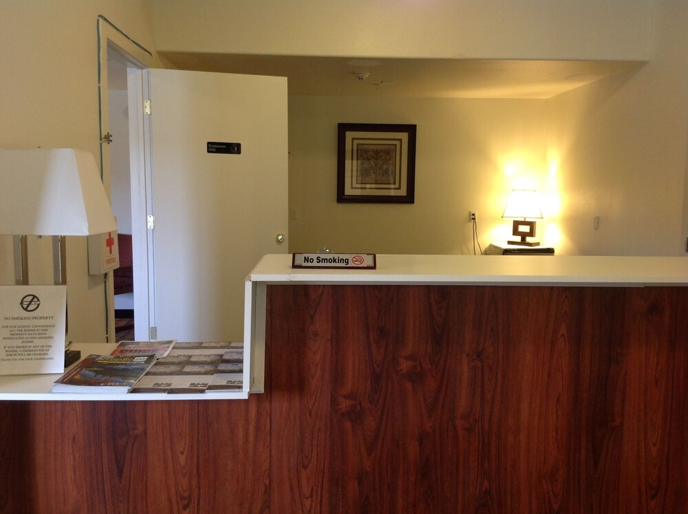America Inn & Suites - photo 2