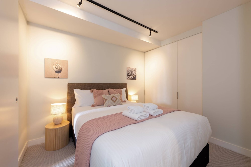 2 bed in South Melbourne w Beautiful City Views South Melbourne — 4-Star Luxury Hotel in South Melbourne, Australia