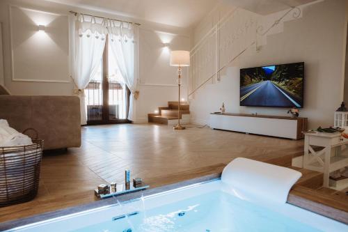Camilla Luxury Home — 4-Star Luxury Hotel in Nemi, Italy