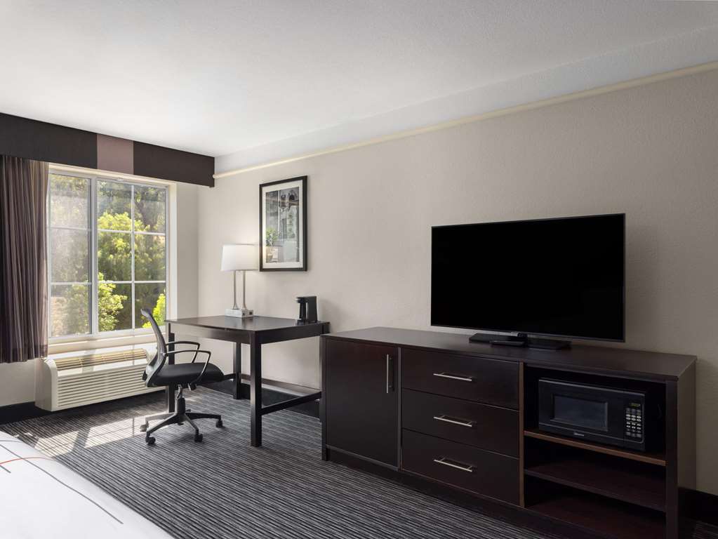 La Quinta Inn & Suites by Wyndham Santa Clarita Valencia - photo 23