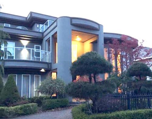 Gorgeous Mansion With Garden View By Elevate Rooms in Richmond, Canada