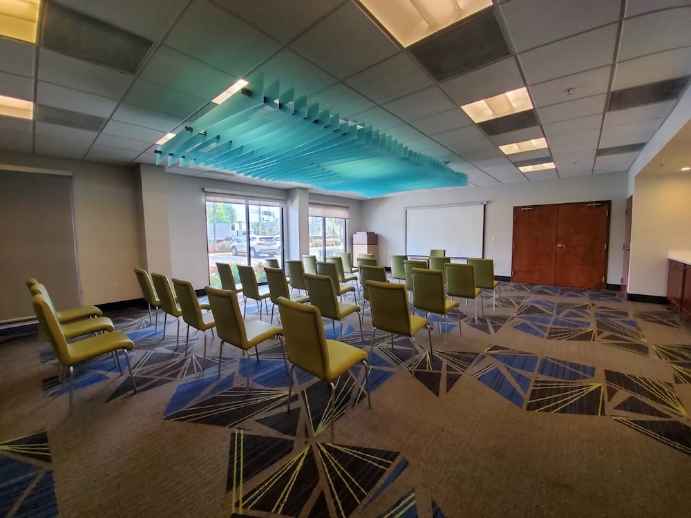 Holiday Inn Express & Suites Miami Hialeah by IHG - photo 53