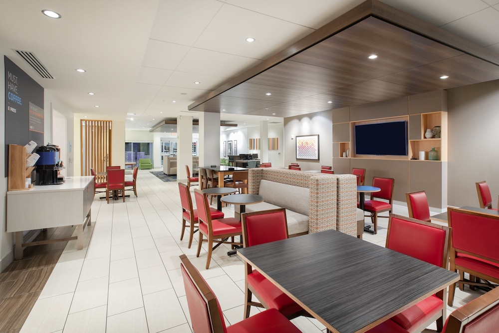 Holiday Inn Express & Suites Great Bend by IHG - photo 24