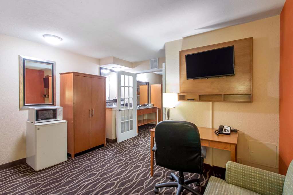 Quality Inn & Suites I 35 near Frost Bank Center - photo 18