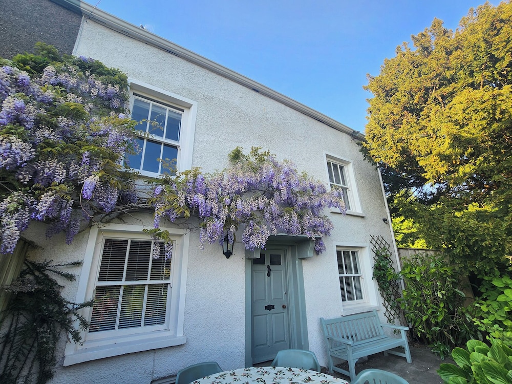 Bridge End Cottage — 4-Star Luxury Hotel in Ulverston, United Kingdom