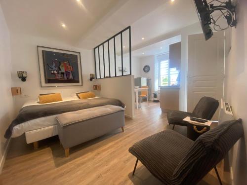 Il Y a de L'amour Dans L'air Studio Lit King Size - carbon neutral hotel in Unknown City