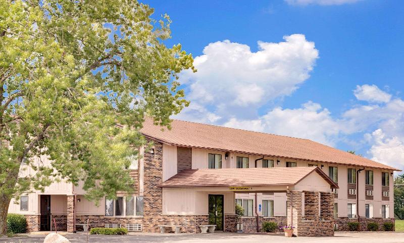 Super 8 by Wyndham Chariton - carbon neutral hotel in Perry