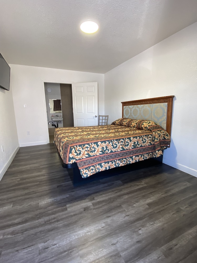 Lucky Cuss Motel - photo 11