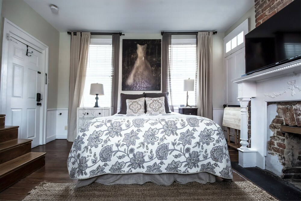 Suites on Coming - photo 25