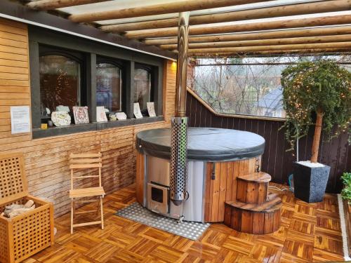 Maison de maitre logement entier hot tub jacuzy — 4-Star Luxury Hotel in Sainte-Ode, Belgium