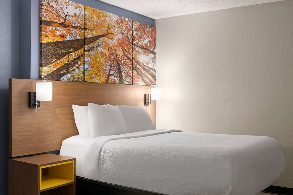 Days Inn & Suites by Wyndham Green Bay WI. - photo 35