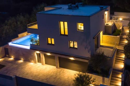 Villa Melissa — 4-Star Luxury Hotel in Zrnovnica, Croatia