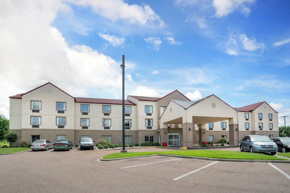 Red Roof PLUS & Suites Vicksburg - photo 29