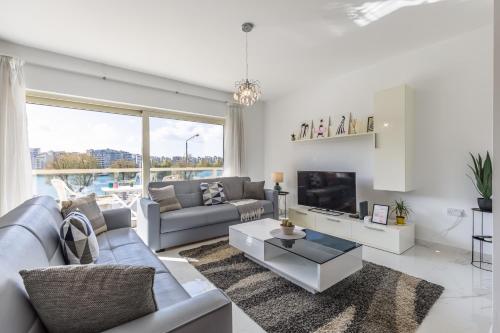 Stunning SunnySide 3 Bedroom — 4-Star Luxury Hotel in Sliema, Malta
