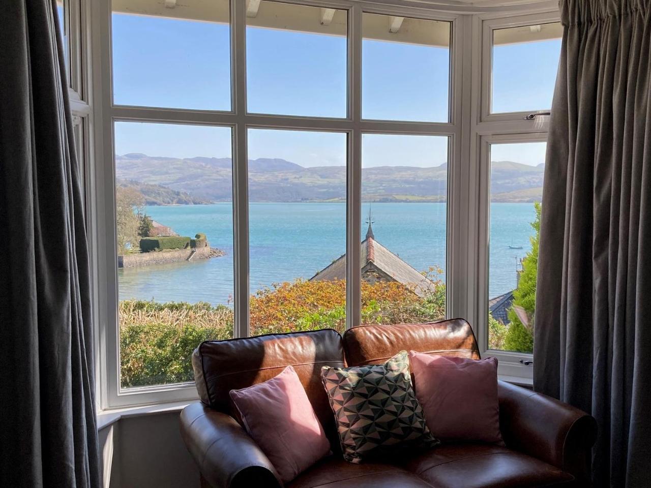 Bryn Gwyn Sleeps 8 Sea Views Borth y Gest in Porthmadog, United Kingdom