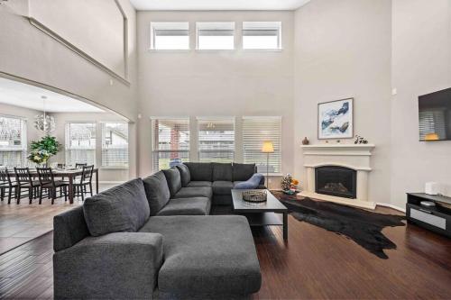 Houston House Sleeps 16 Arcade Style Game Room — 4-Star Luxury Hotel in Deer Park, United States