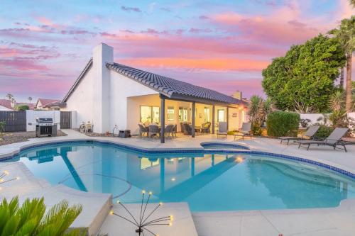 Modern Escape With Pool Ping Pong Putting Green 22011556 — Phoenix