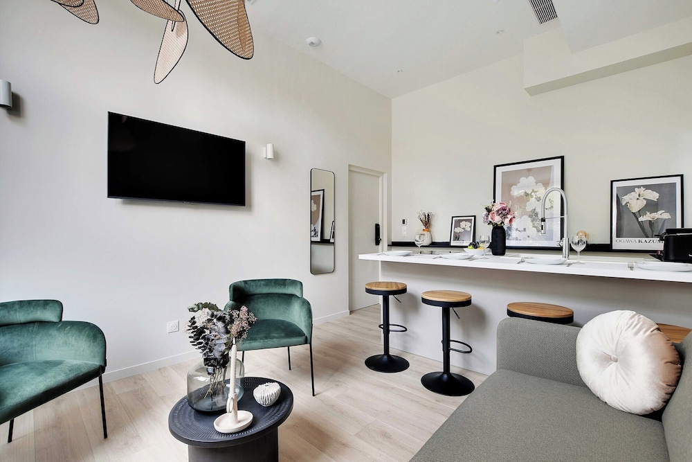 Luxurious Apartment 2br 6p Javel Tour Eiffel — 4-Star Luxury Hotel in Paris, France
