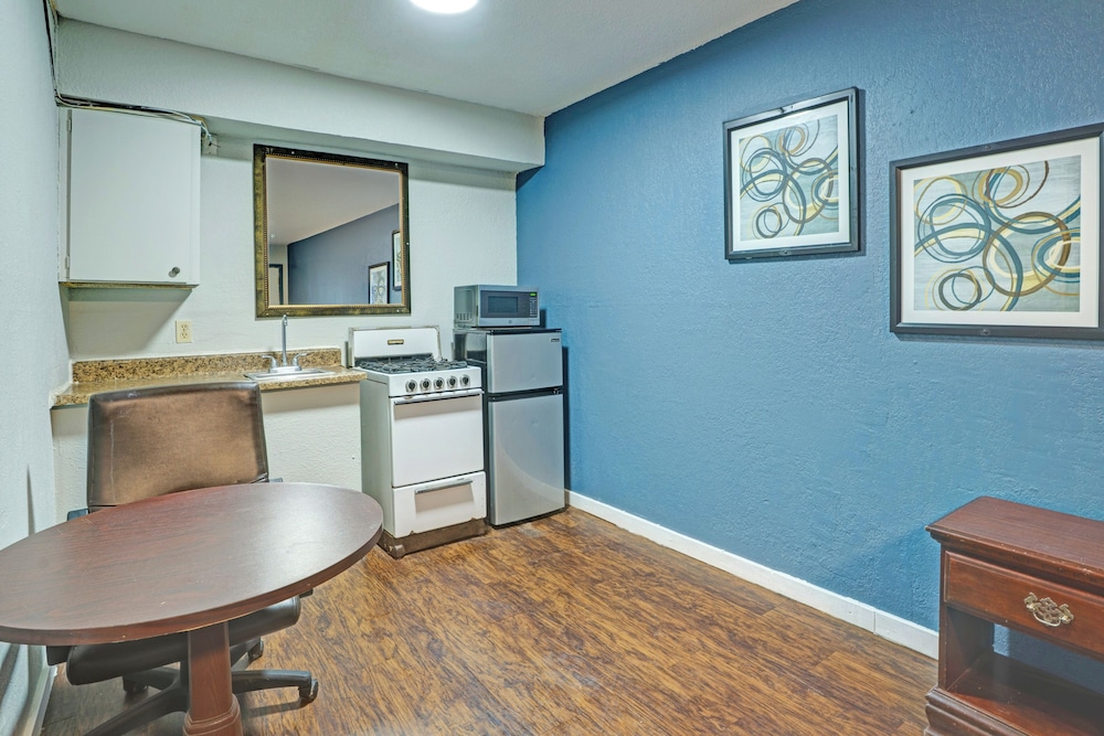 Super 7 Inn By OYO San Antonio NW Medical Center - photo 45