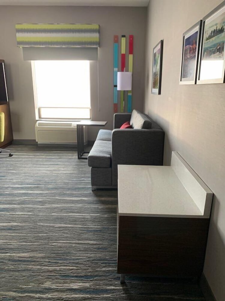 Hampton Inn & Suites Syracuse Dewitt - photo 11