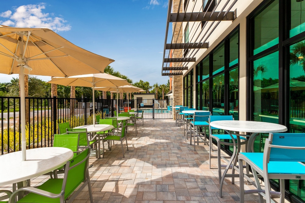 Holiday Inn Express & Suites Ft Myers Beach Sanibel Gateway by IHG - photo 30