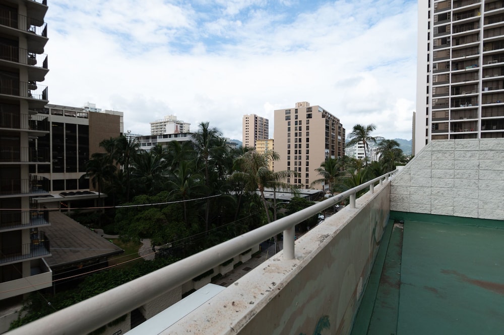 Waikiki Banyan Pool Deck Level Tower 1 Suite 610 - photo 28