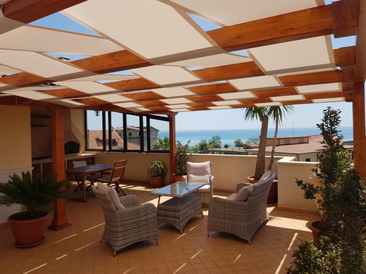 B&B E Casa Vacanza Al Castello — 4-Star Luxury Hotel in Roccella Ionica, Italy