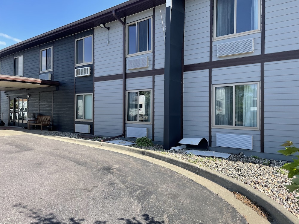 Red Roof Inn & Suites Tomah - photo 43