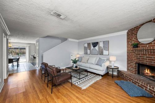 Modern Montrose 2BR Townhome Sleeps 10 with Gated Parking in Houston, United States