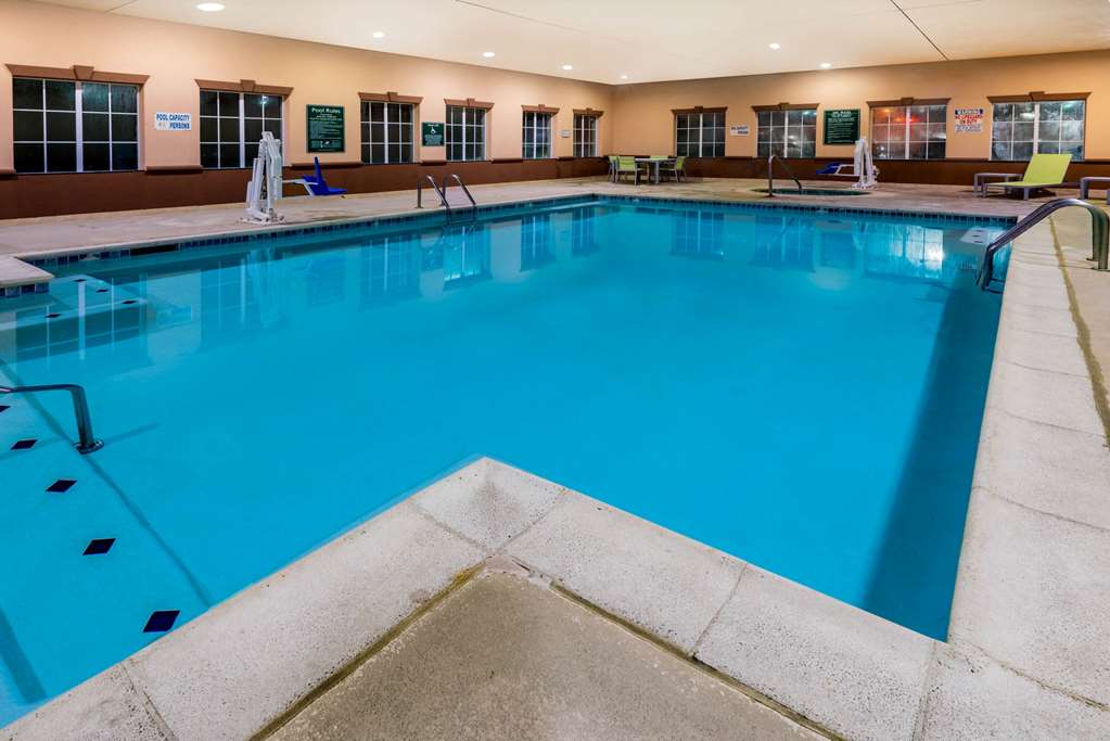 La Quinta Inn & Suites by Wyndham DFW Airport West Bedford - photo 8
