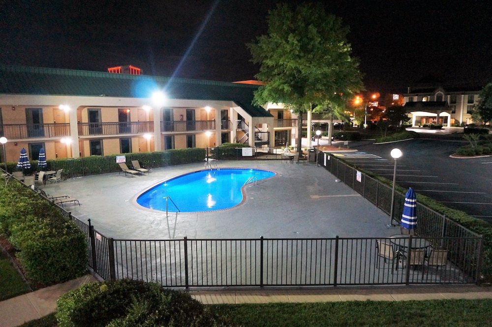 Howard Johnson by Wyndham Greensboro Near the Coliseum - photo 35