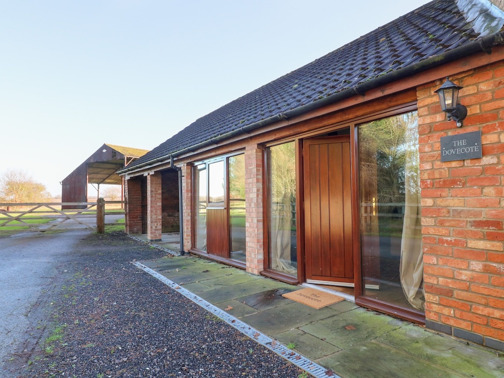 Dovecote Field House Farm — 4-Star Luxury Hotel in Newark On Trent, United Kingdom