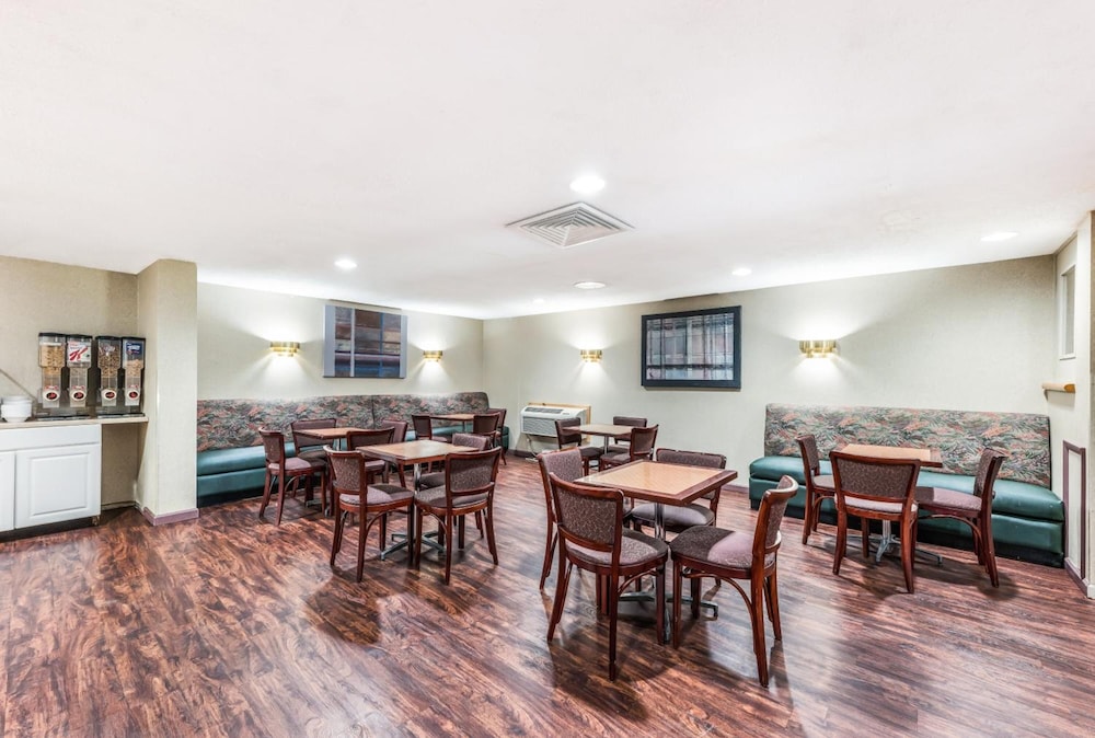 Red Carpet Inn Hazleton - photo 26
