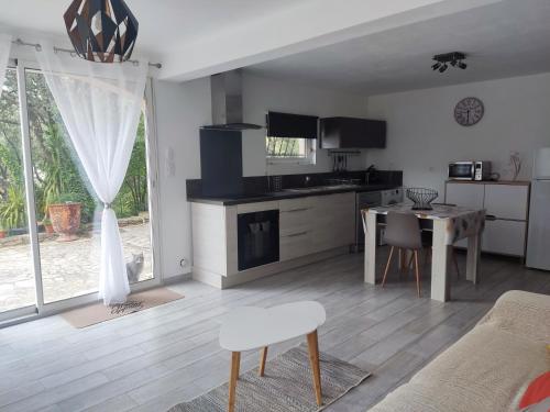Charmant Studio a Castillon du Gard a Deux Pas du Pont Du Gard — hotel in Castillon-Du-Gard