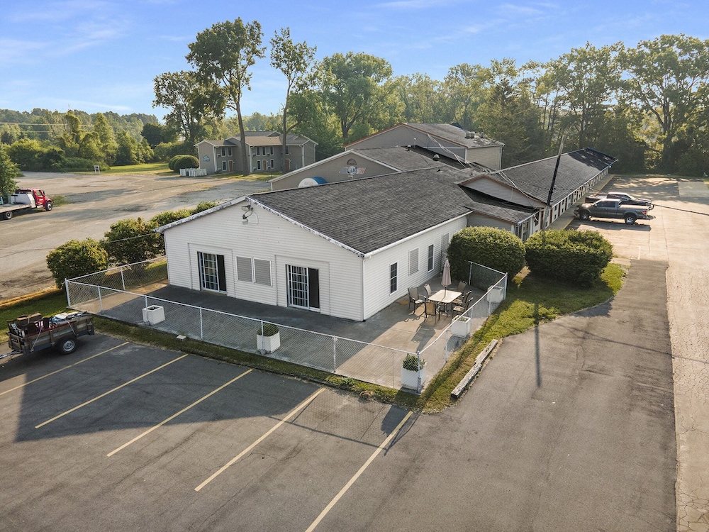 Great Lakes Inn and Suites - photo 21
