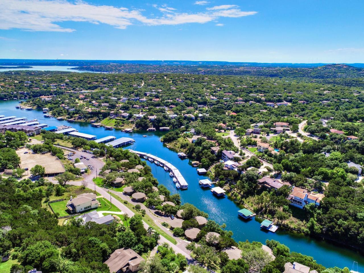 Lakefront Bungalow Community PoolHot Tub #6 — 4-Star Luxury Hotel in Lakeway, United States