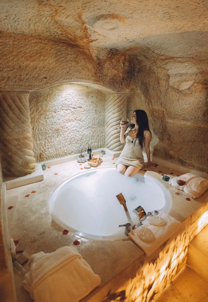 Tale Cave Inn - carbon neutral hotel in Uerguep