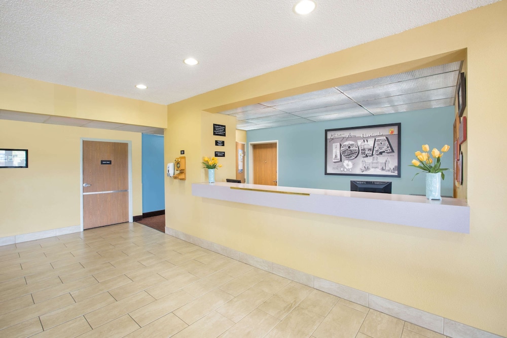 Super 8 by Wyndham Clarinda - photo 2