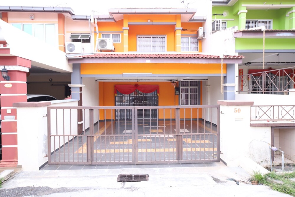 Kaz Luciole - carbon neutral hotel in Unknown City