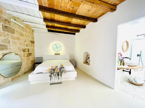 Hydria Guest House Art Gallery Dimora d artista con terrazza e vasca idromassaggio nel cuore del borgo antico Artists Home with terrace and jacuzzi in the heart of the old town — 4-Star Luxury Hotel in Acquaviva Delle Fonti, Italy