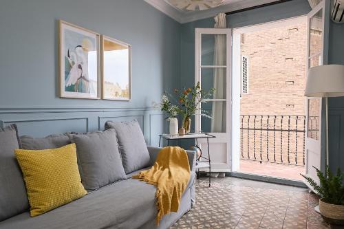 Welcoming 2 Bed With Balcony in Gracia
