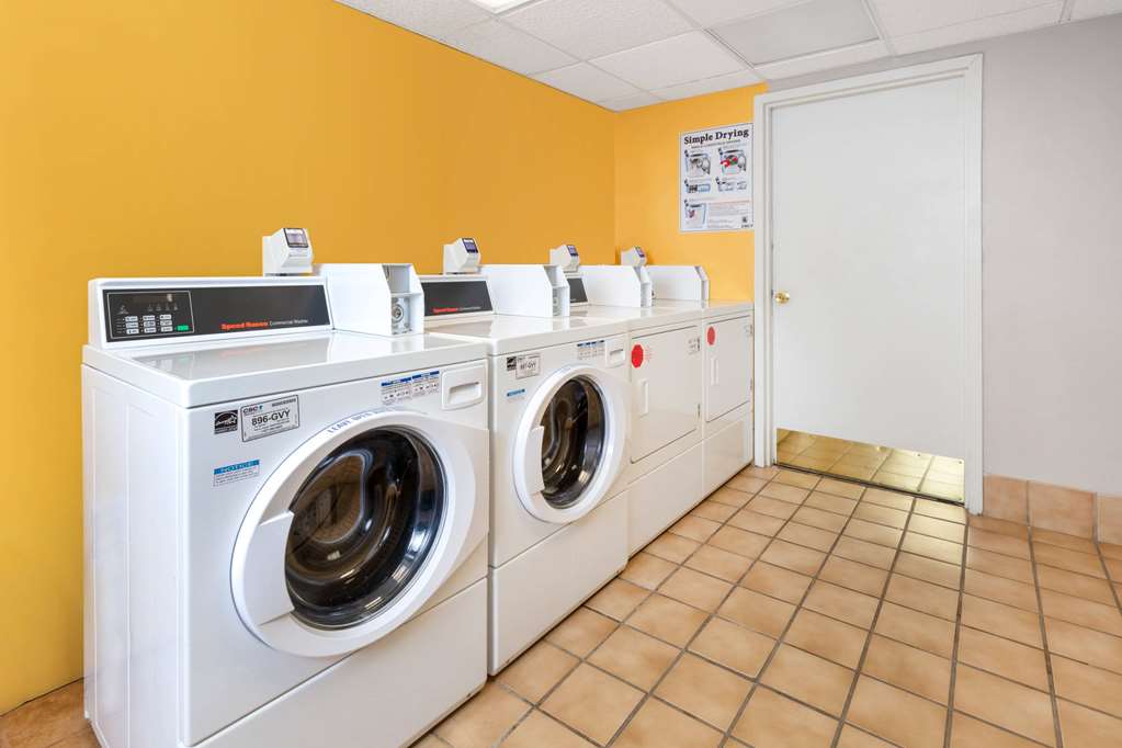 La Quinta Inn & Suites by Wyndham Secaucus Meadowlands - photo 20