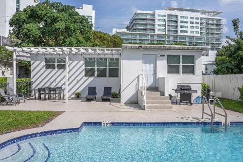 Oia House Brickell Beach 10 minutes Pool Location — 4-Star Luxury Hotel in Miami, United States